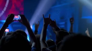 慢动作：人们用智能手机录制现场音乐会的视频
